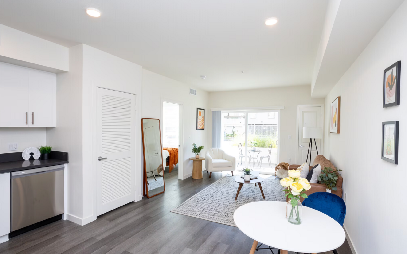 Toluca Lake Apartment: 10555 Bloomfield St