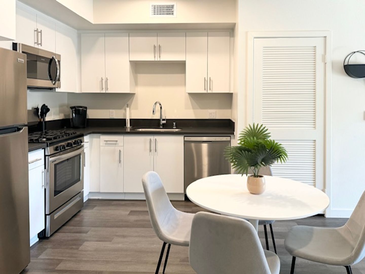 Toluca Lake Apartment: 10555 Bloomfield St