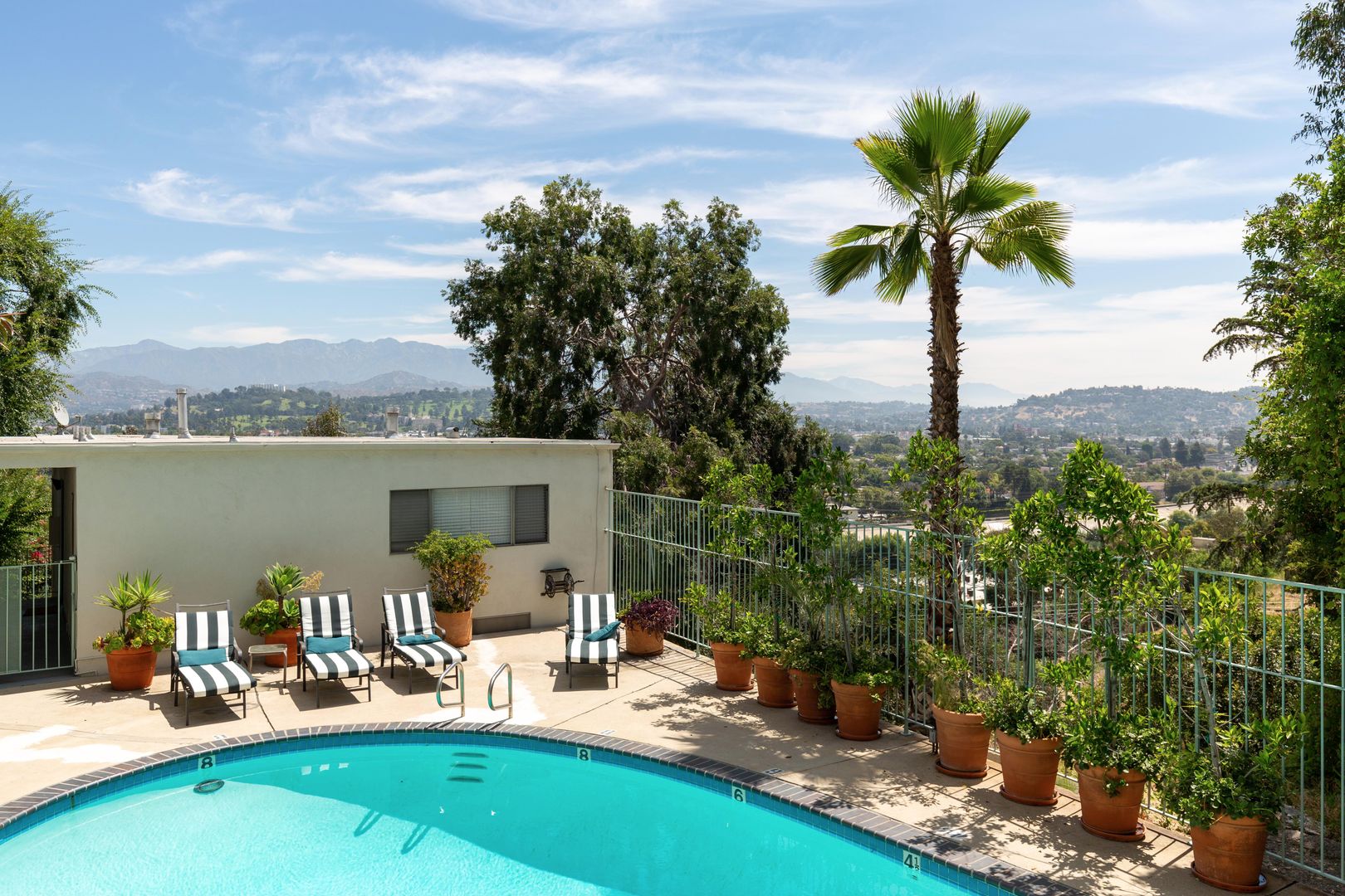 Los Angeles Apartment: 2849 Waverly Dr