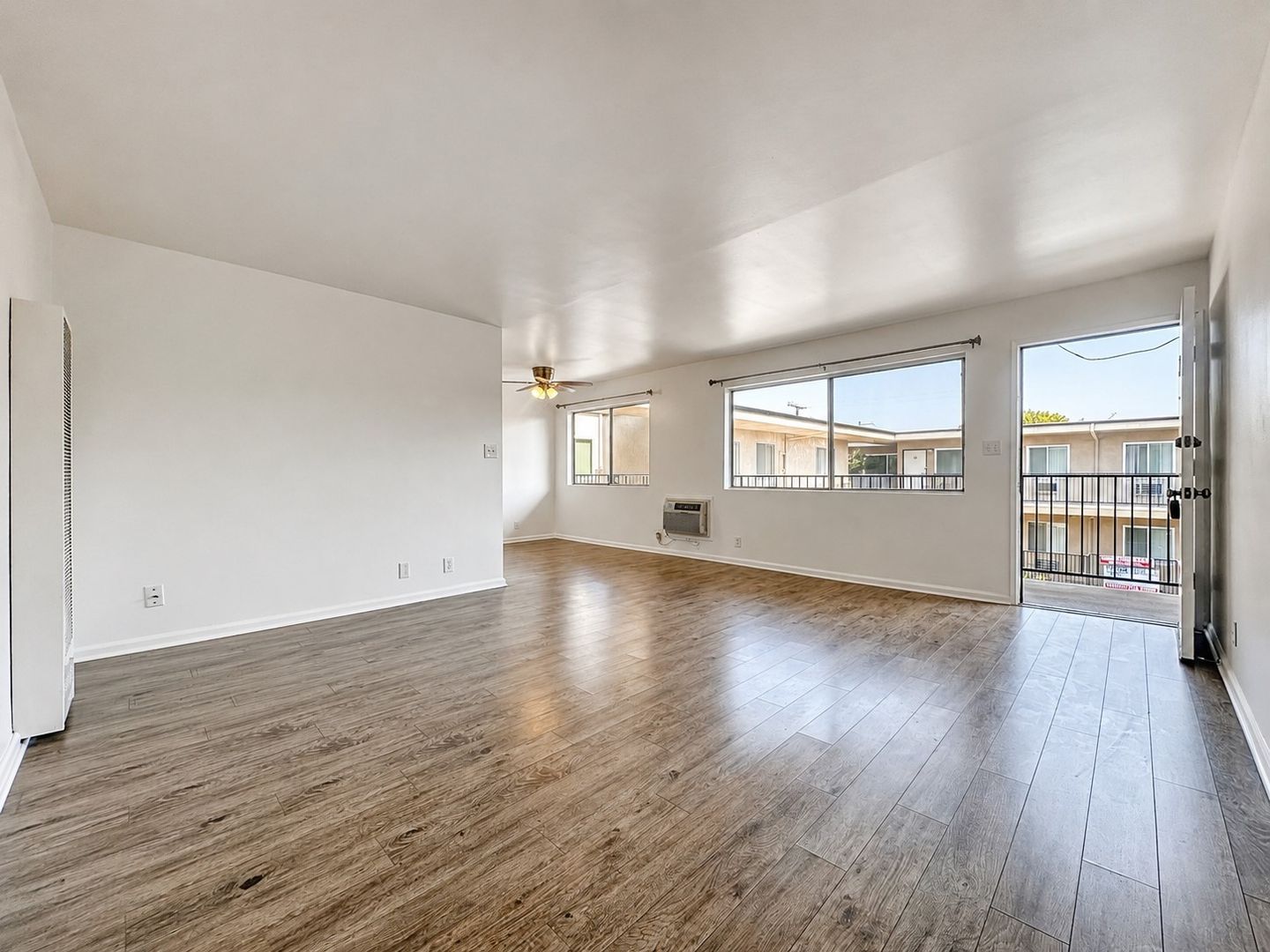 North Hollywood Apartment: 10822 Victory Blvd