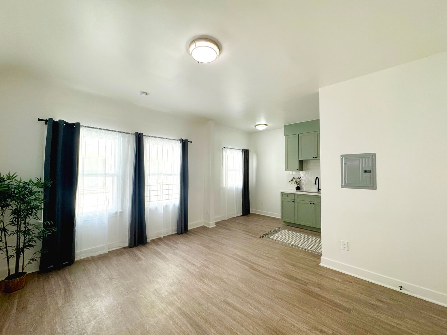 Los Angeles Apartment: 3218 Sunset Blvd
