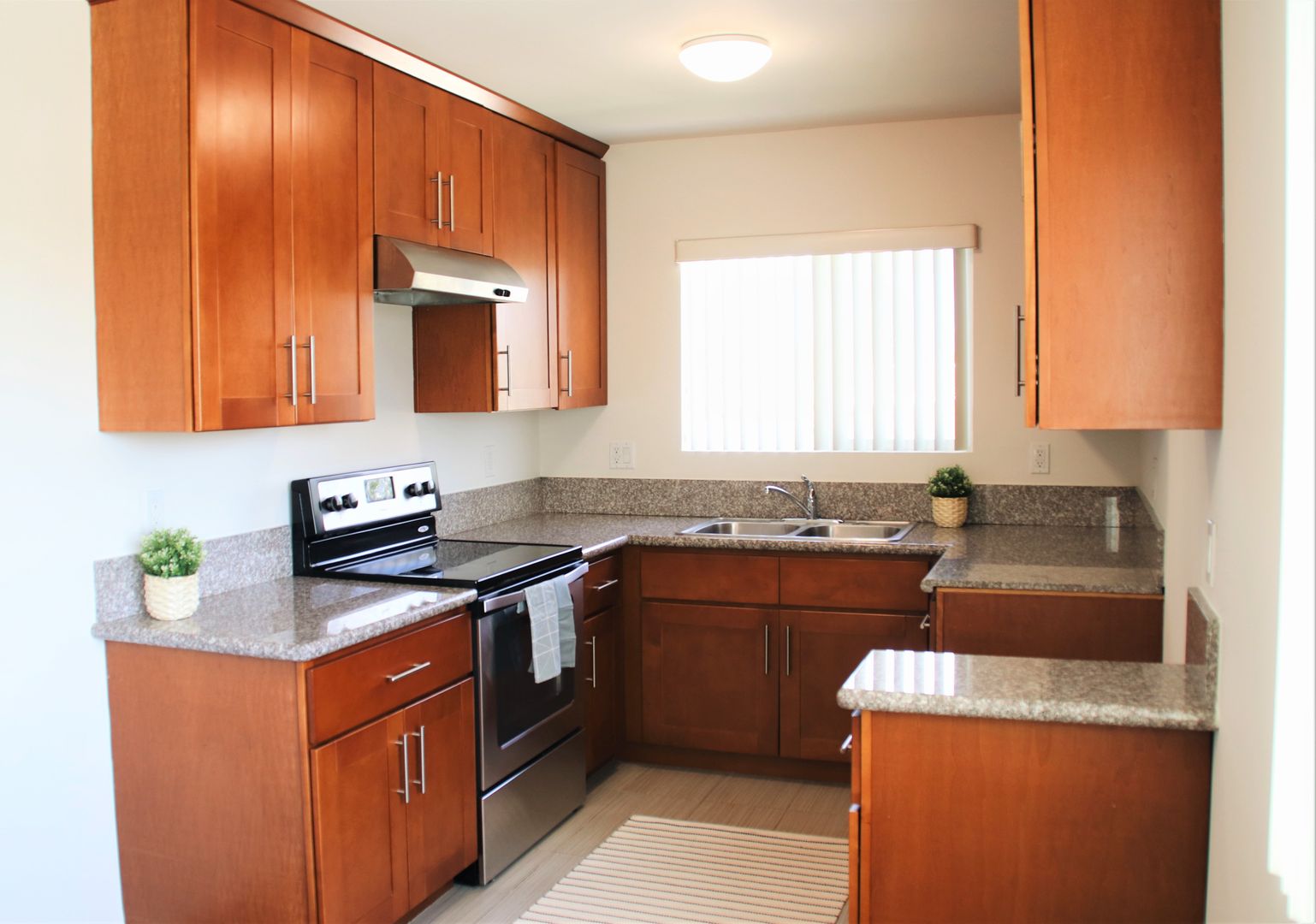 Los Angeles Apartment: 6501 Fulton Ave