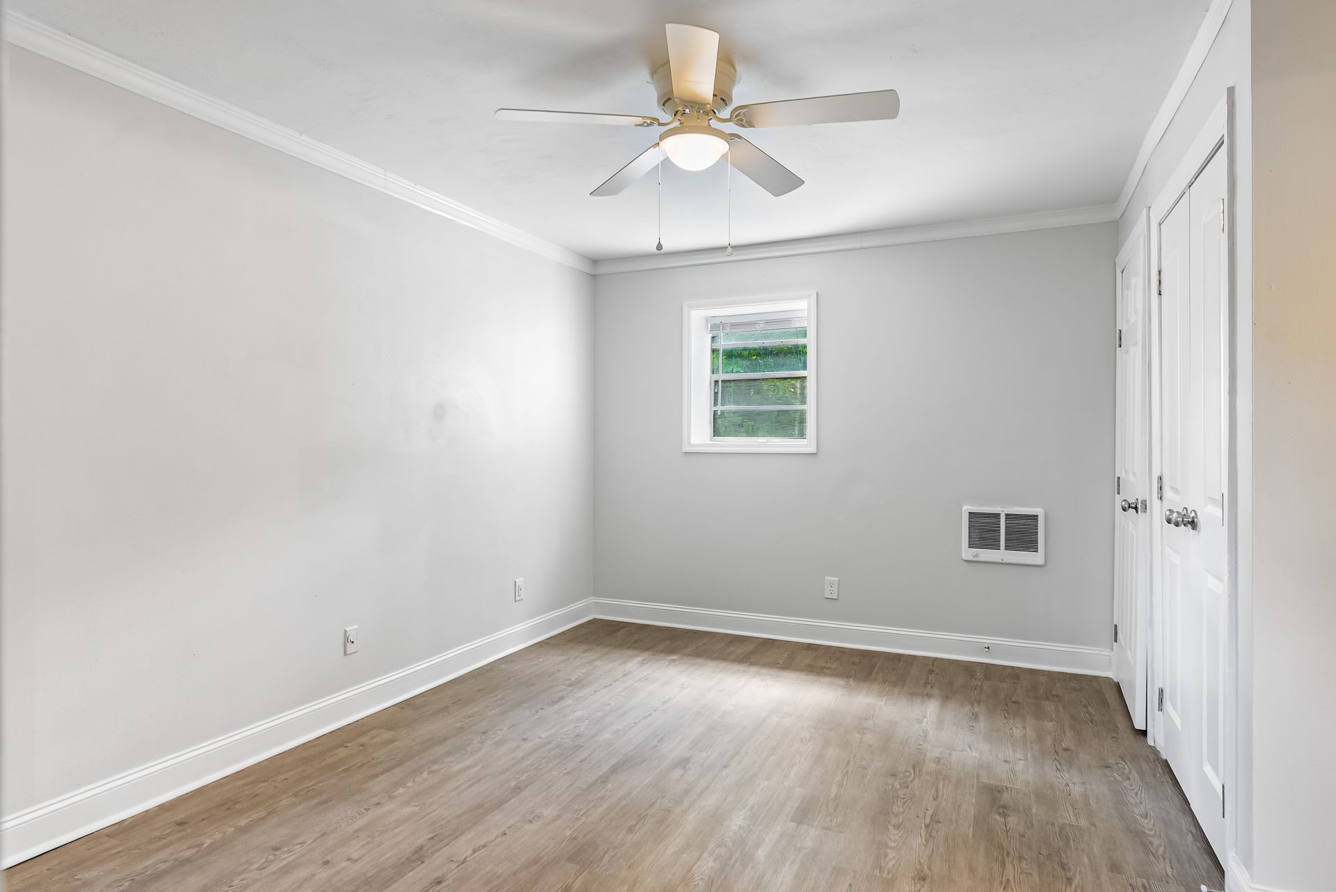Edgewater Apartments 5 of 12
