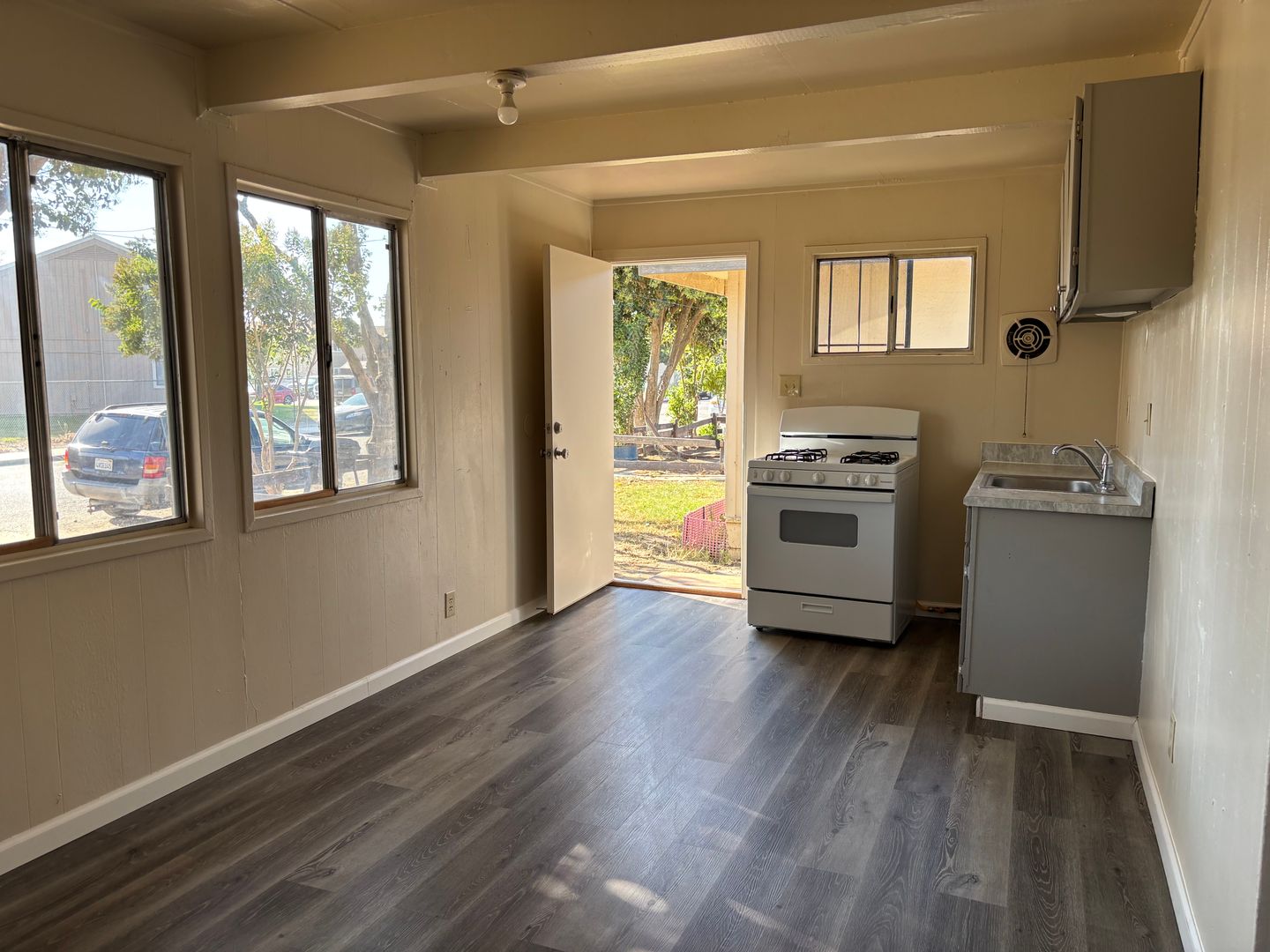 King City Apartment: 450 Jayne St.