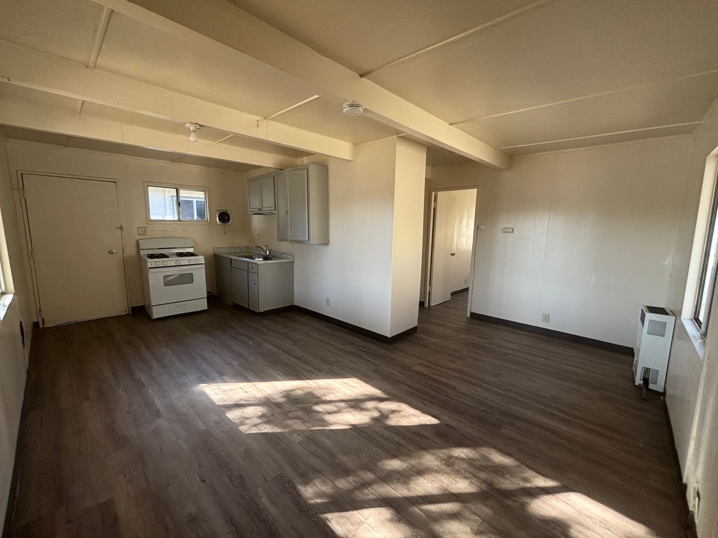 King City Apartment: 450 Jayne St.