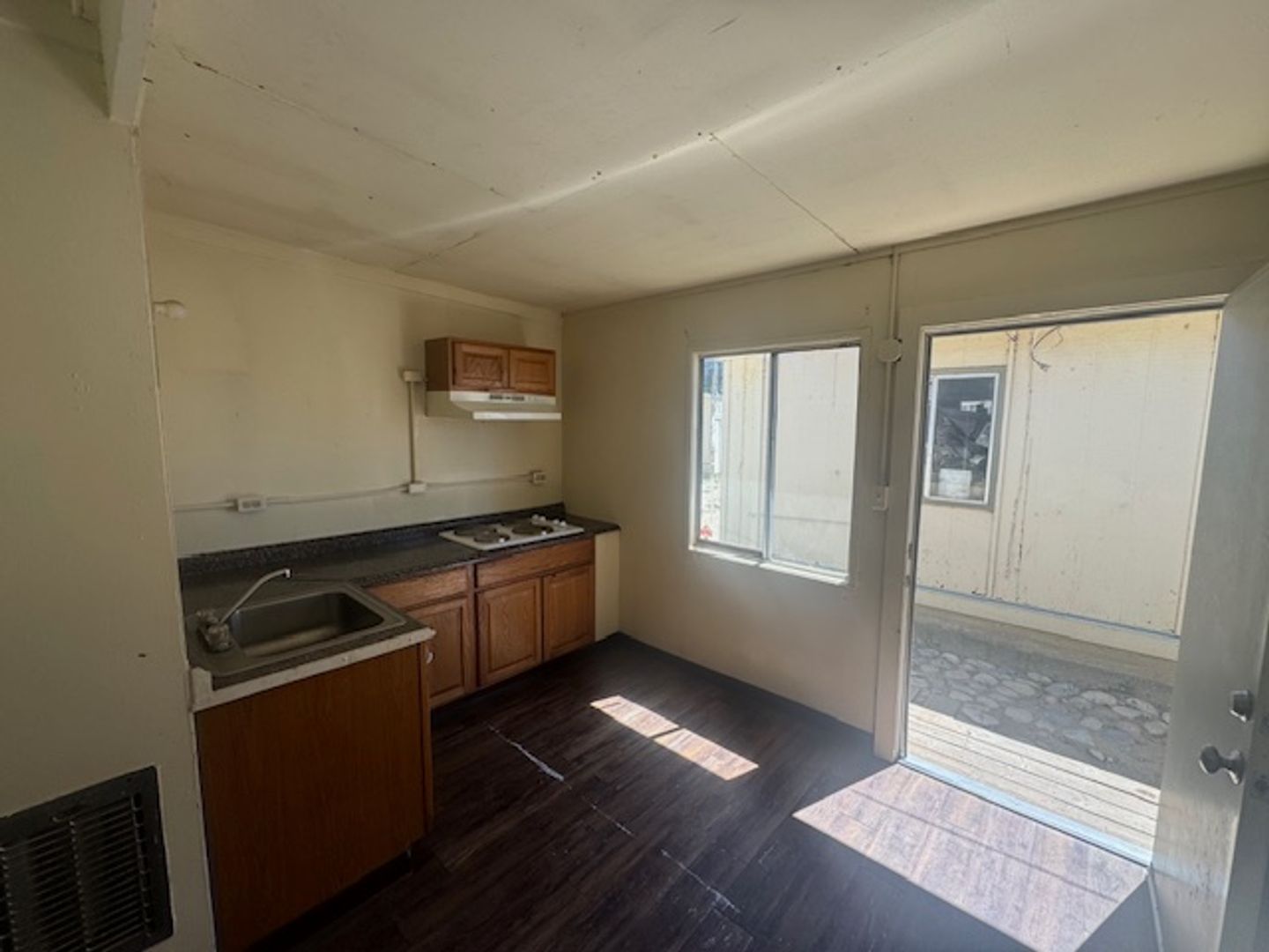 King City Apartment: 450 Jayne St.