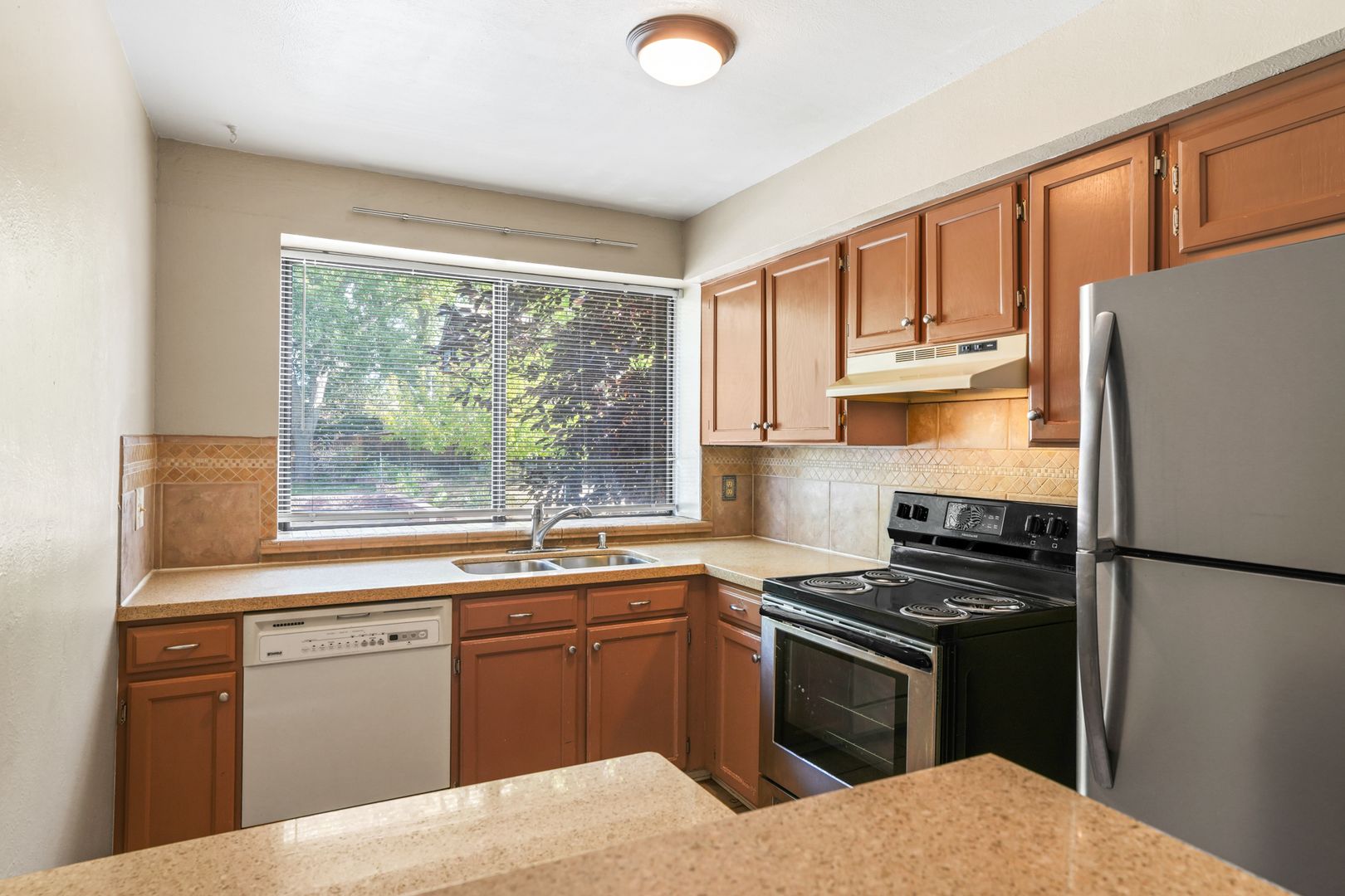 2633 Juniper Ave. 3 of 12
