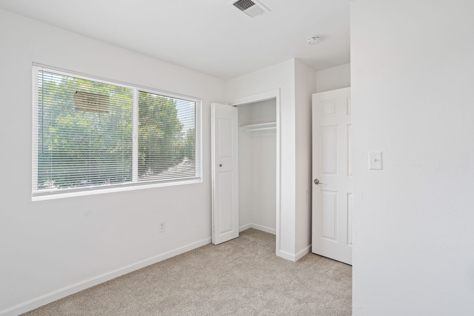 Stunning Top-Floor 3-Bedroom Longmont Residence with Bright Sun-Drenched Rooms 1 of 12