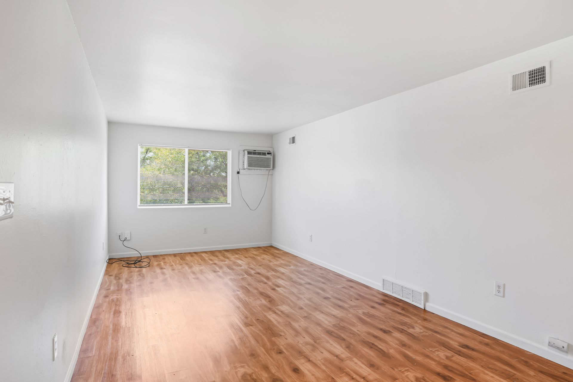 Stunning Top-Floor 3-Bedroom Longmont Residence with Bright Sun-Drenched Rooms 10 of 12
