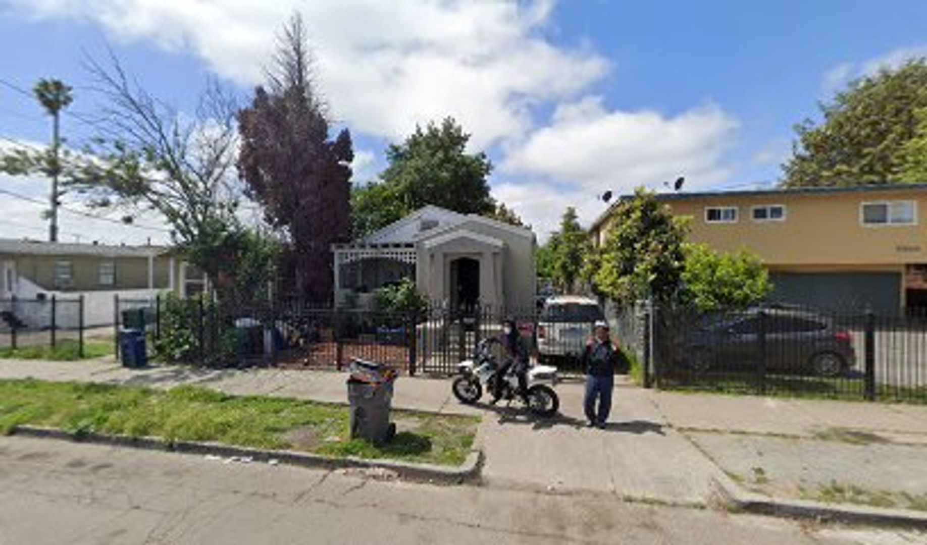 Oakland House: 6105 Bromley Ave,