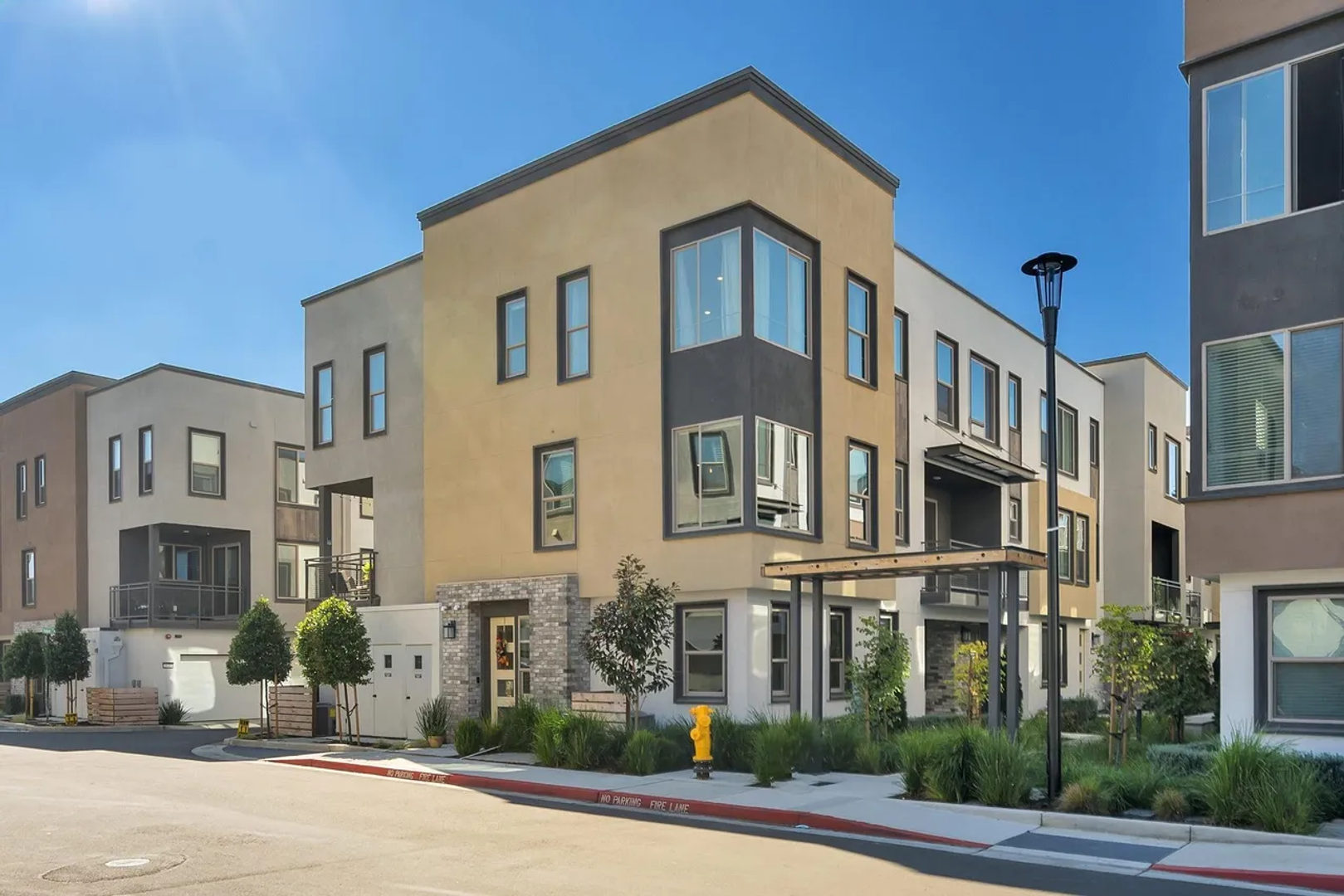 Hayward Townhome: 25325 Parklane Dr