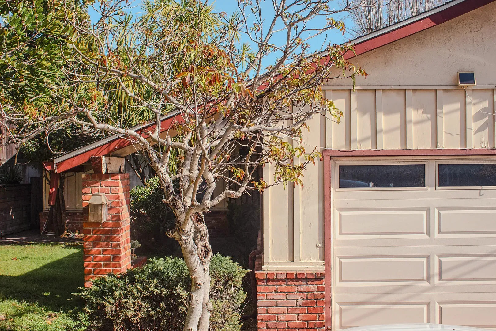 Oakland House: 2428 Frances St