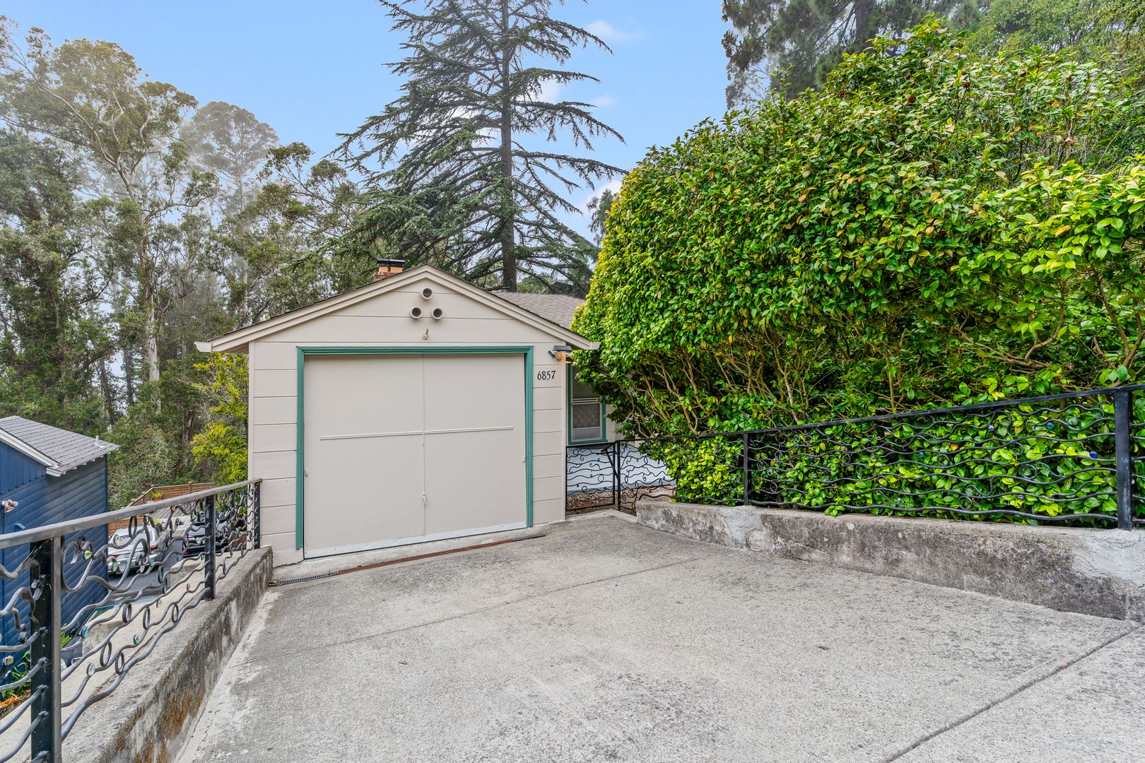 Oakland House: 6857 Armour Dr