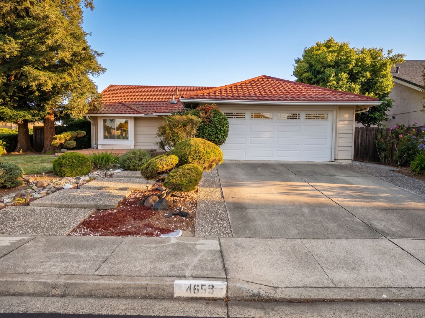 Union City House: 4653 Dinuba St,