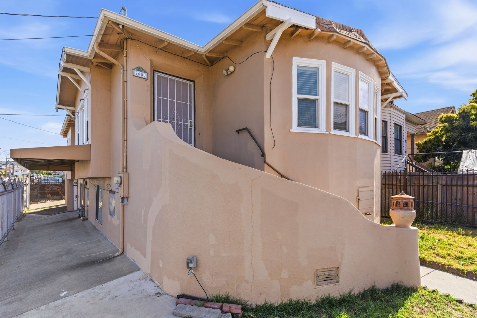 Oakland House: 2600 E 20th St