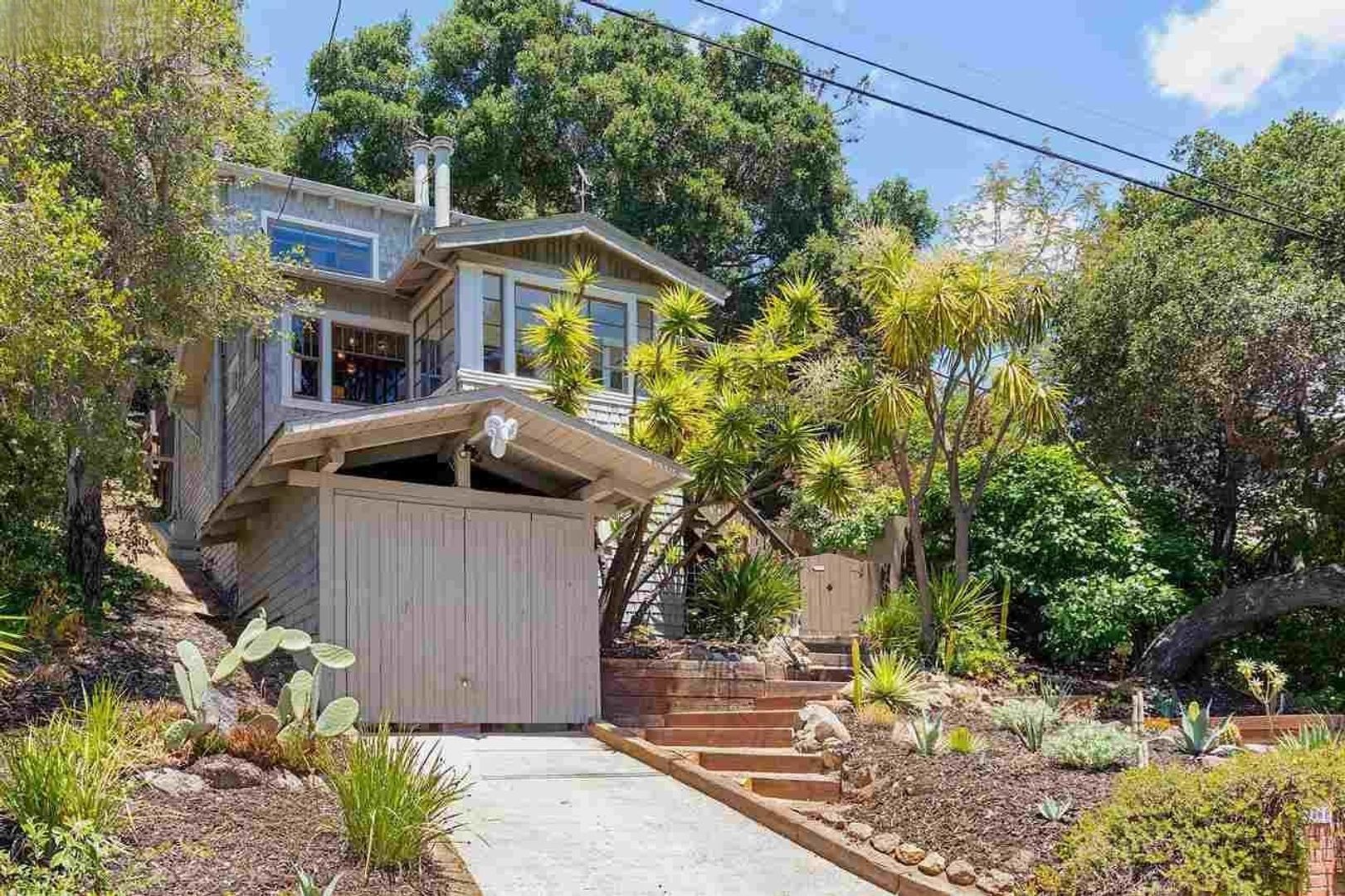 Oakland House: 3061 Frye St,
