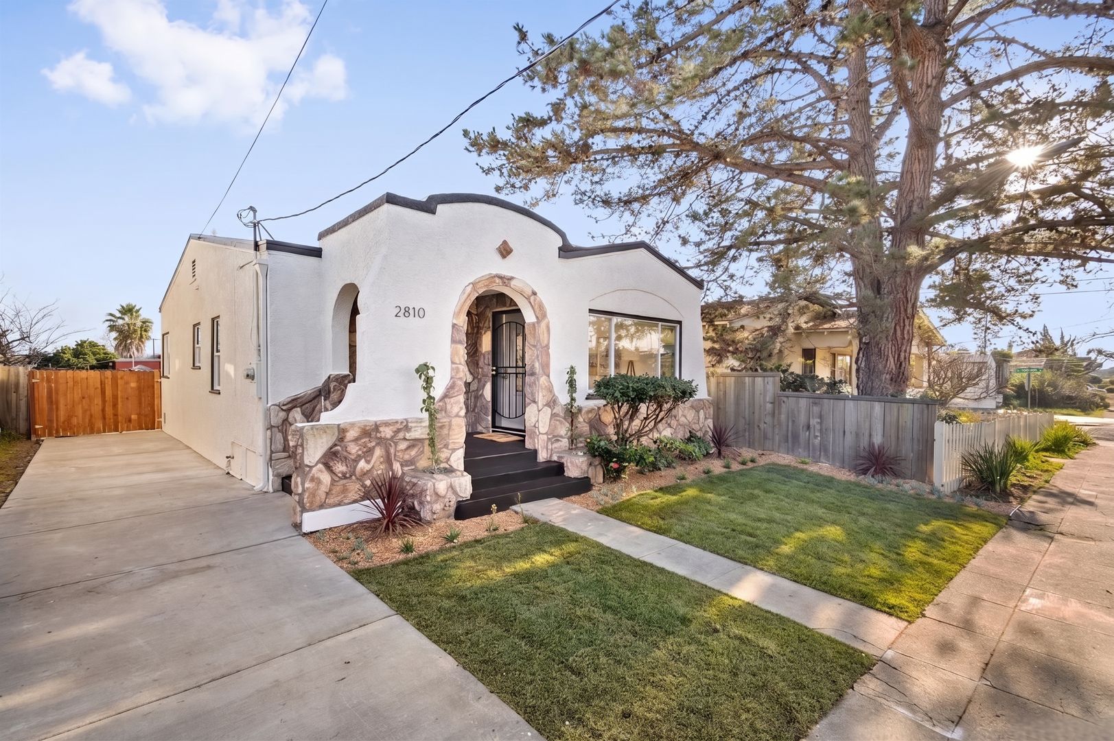 oakland House: 2810 55th ave