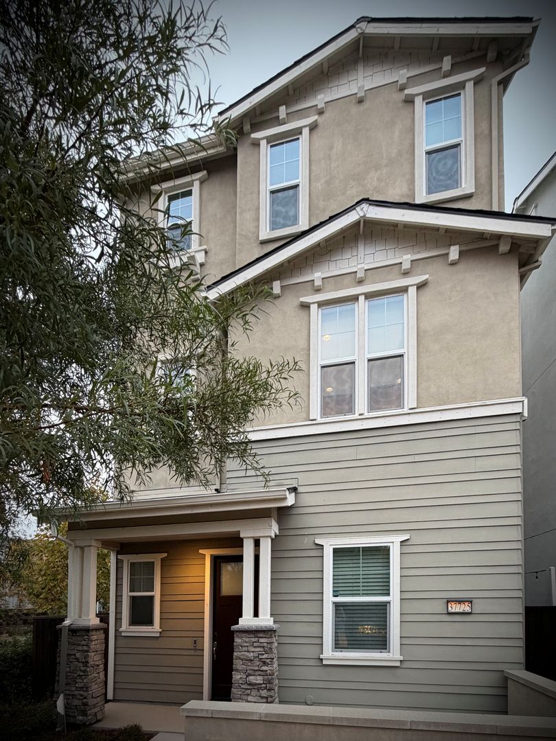 Newark House: 37725 Bay Crest Rd