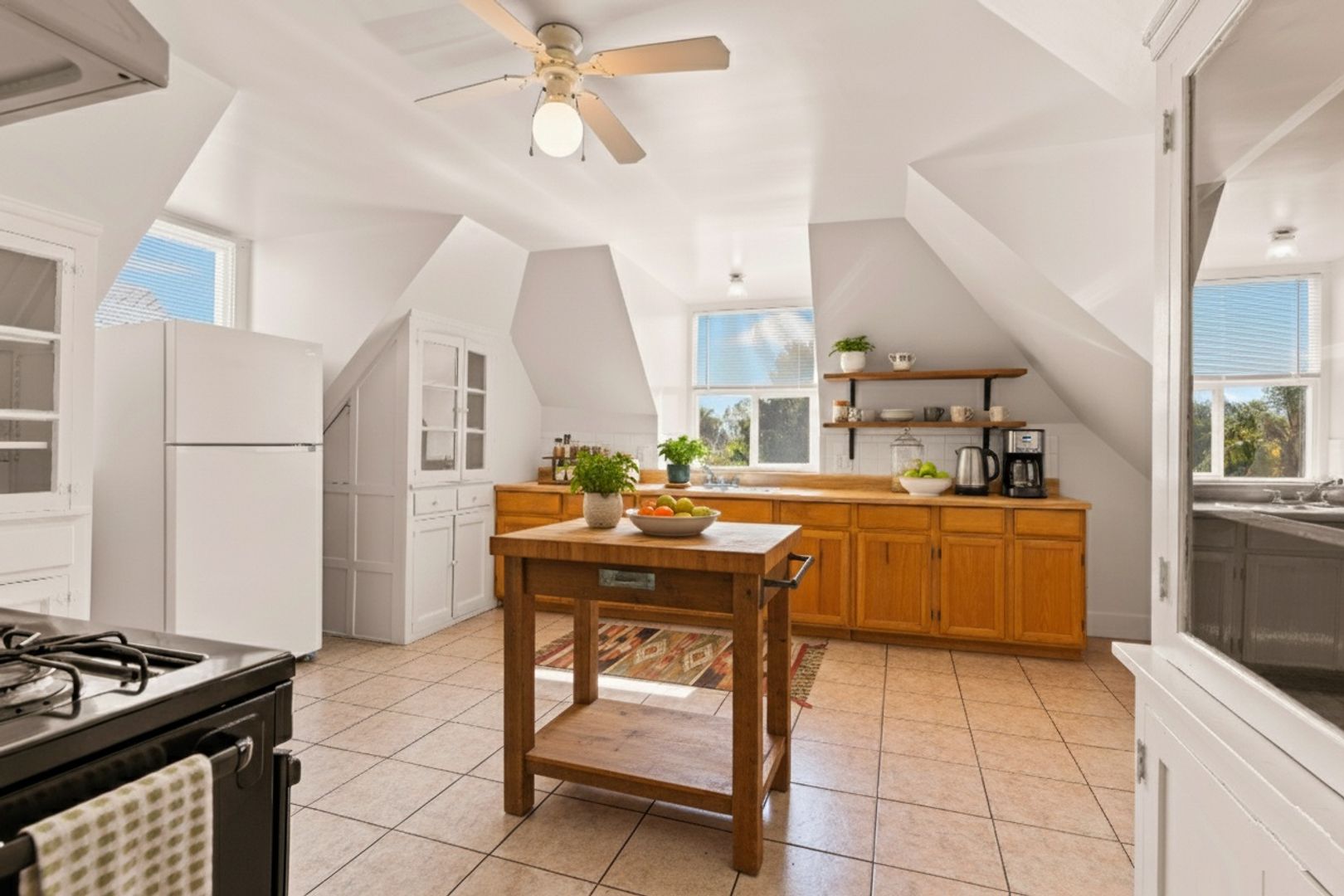 Oakland Apartment: 3028 Capp St - 02