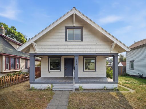 Nice home, close to shopping large yard – photo 1
