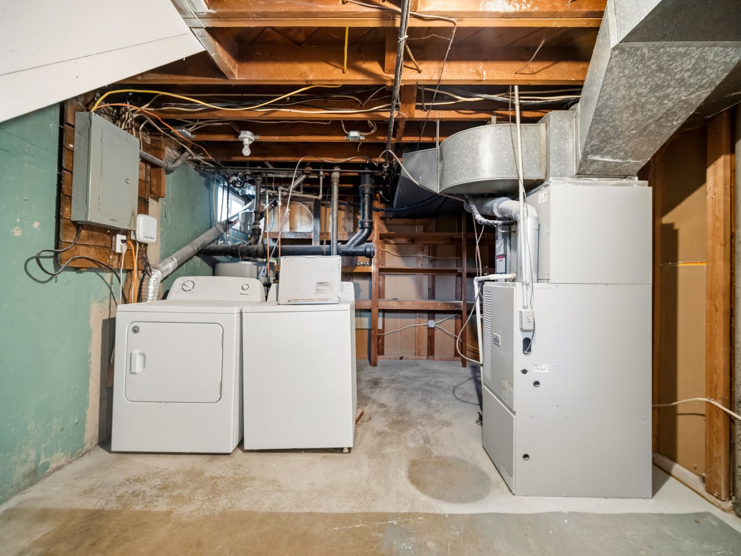 Laundry room at 6011 N Braeburn Dr