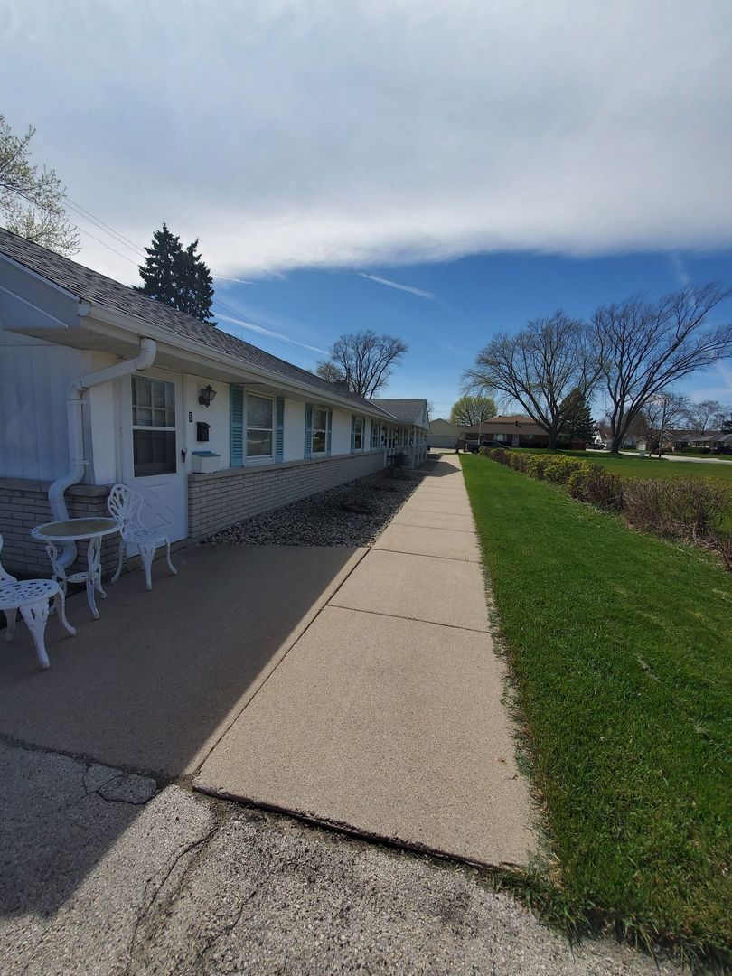 South Milwaukee Apartment: 405 Kirkwood Ave.