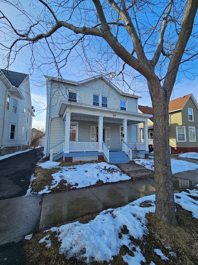 Racine Apartment: 918 Villa St