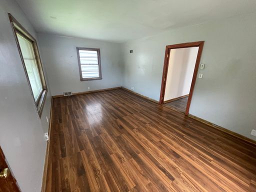 Large 2 bedroom – photo 1