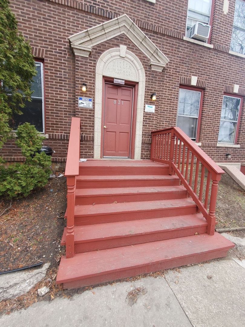 Racine Apartment: 831 College Avenue