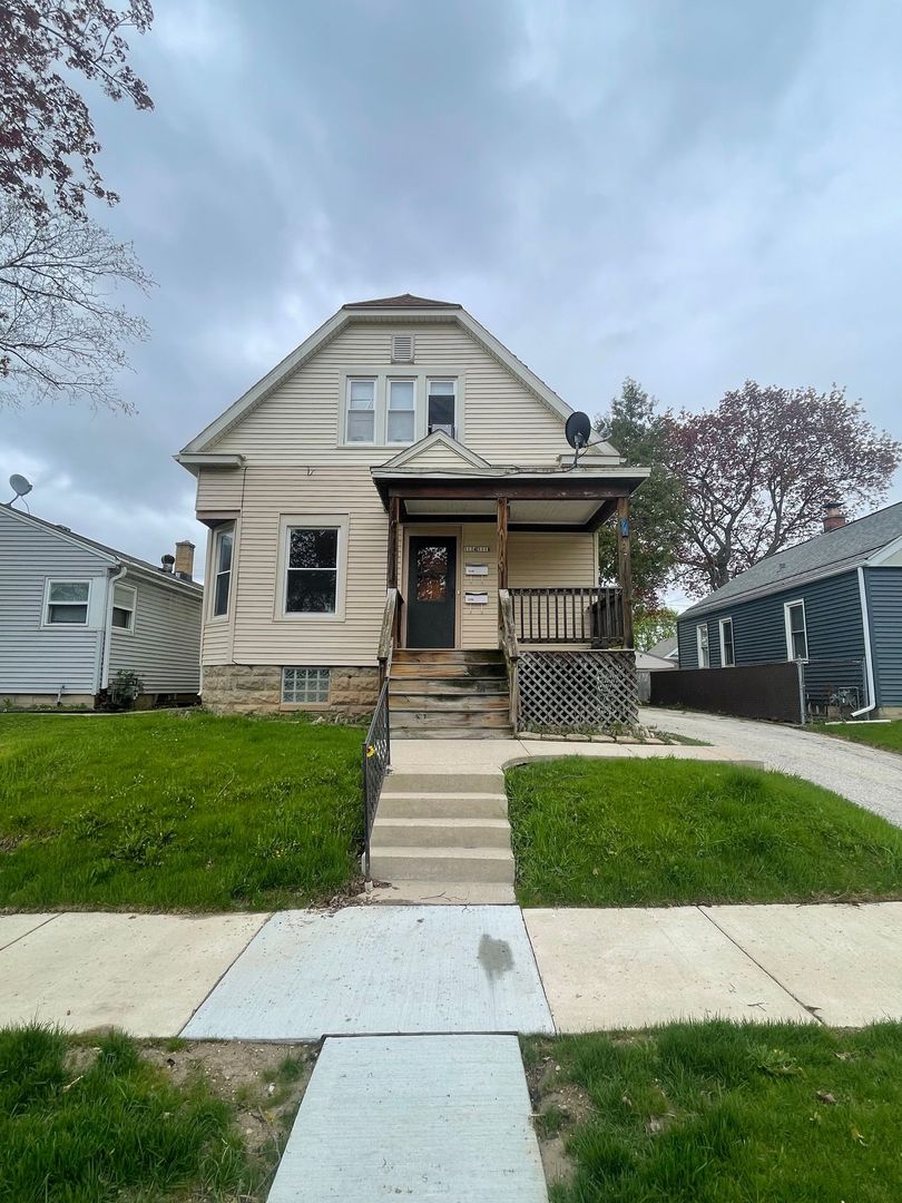 West Allis Apartment: 1114-1116 S 86th St.