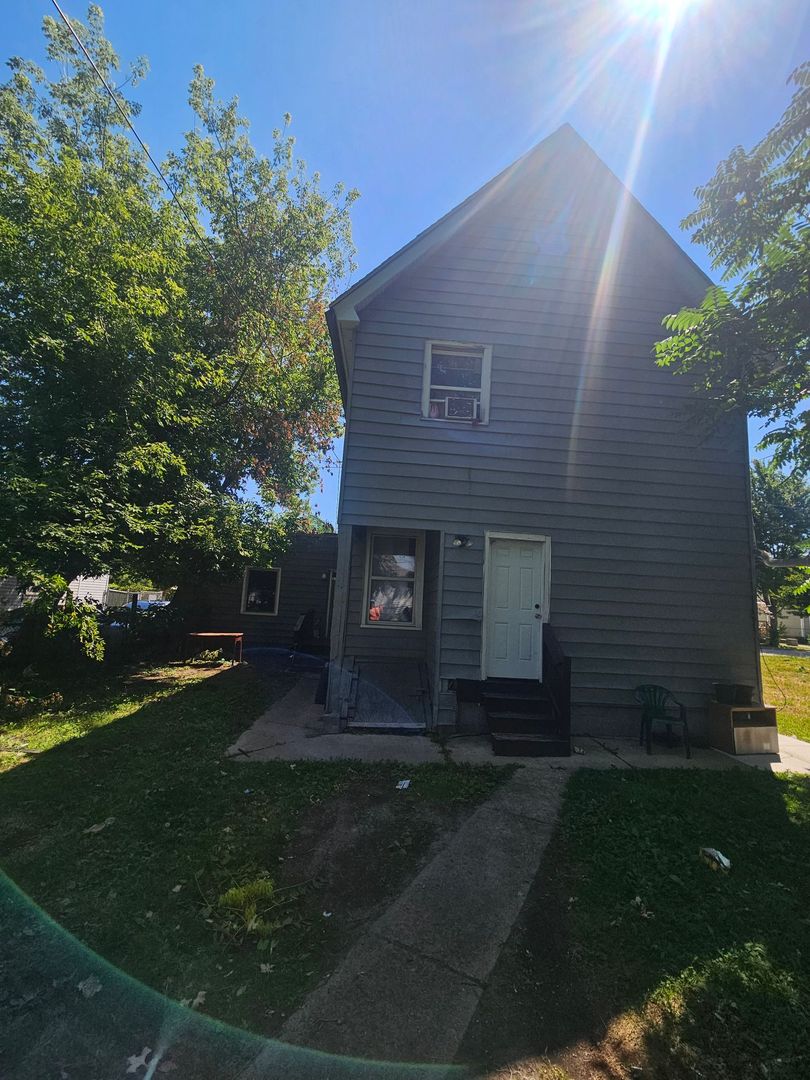 Racine Apartment: 1634 Mead St.