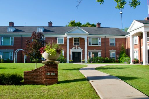 Colonial Court Apartments – photo 1