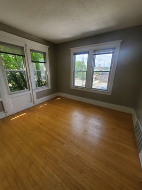 East Side Upper 2-Bd + Den Available. Great Location! Pet Friendly! – photo 1