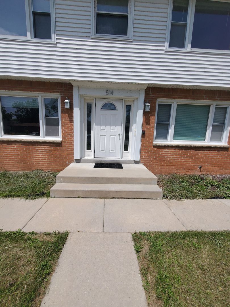 South Milwaukee Apartment: 514 Lakeview Ave.