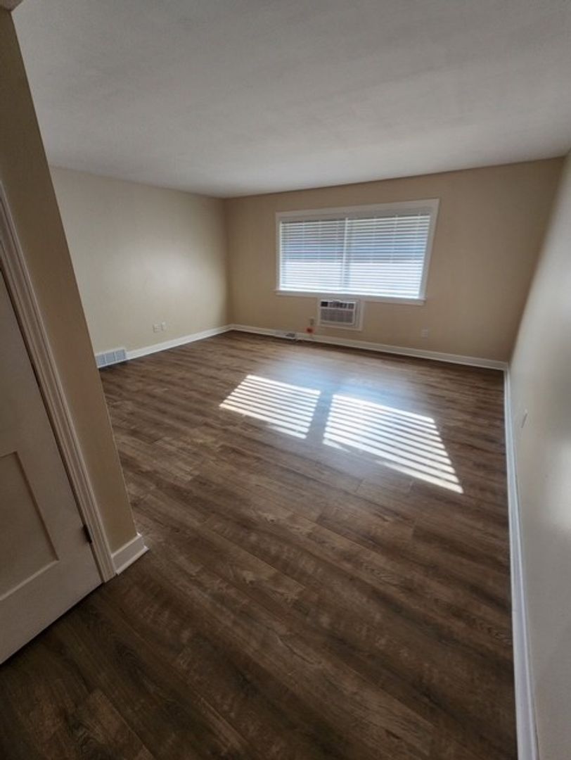 Pewaukee Apartment: 141 Morris St