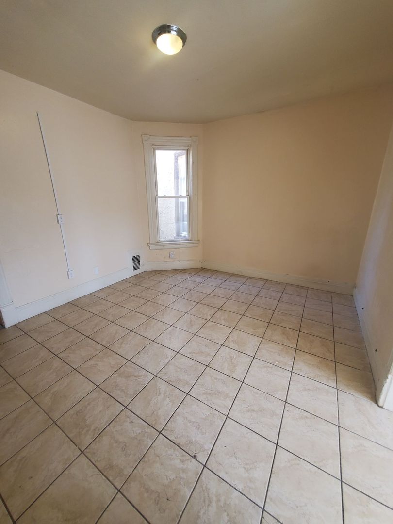 Milwaukee Apartment: 1426-1436 S 31st St.