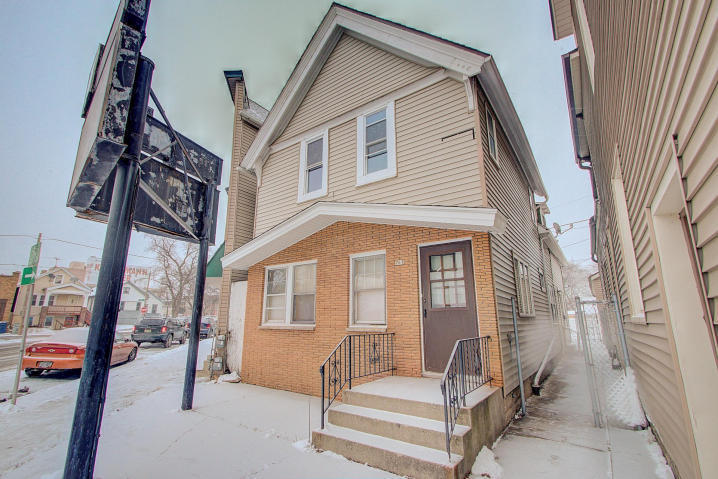 Milwaukee Apartment: 767 W Windlake Ave