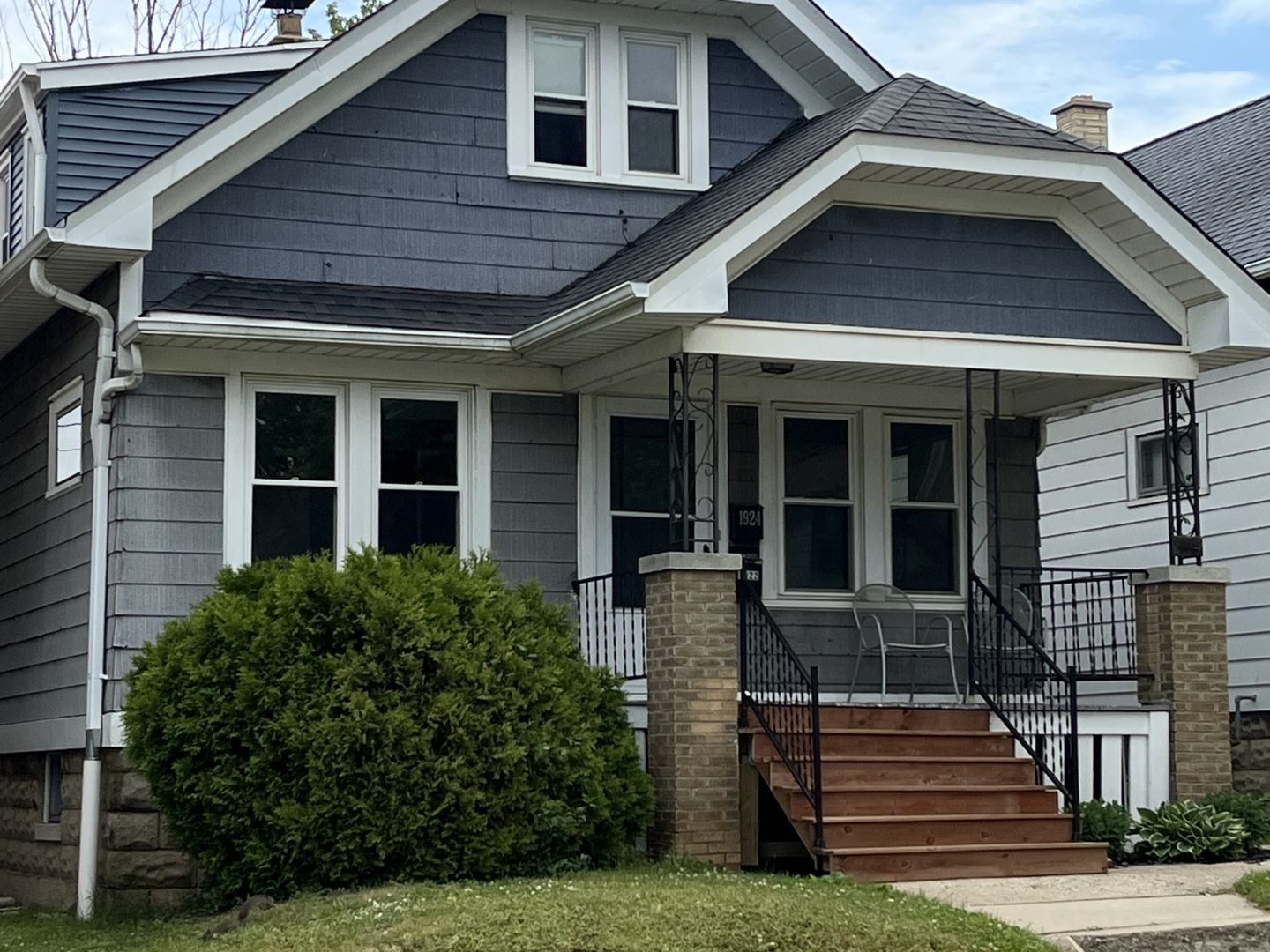 West Allis Apartment: 1924 S 69th St Lower