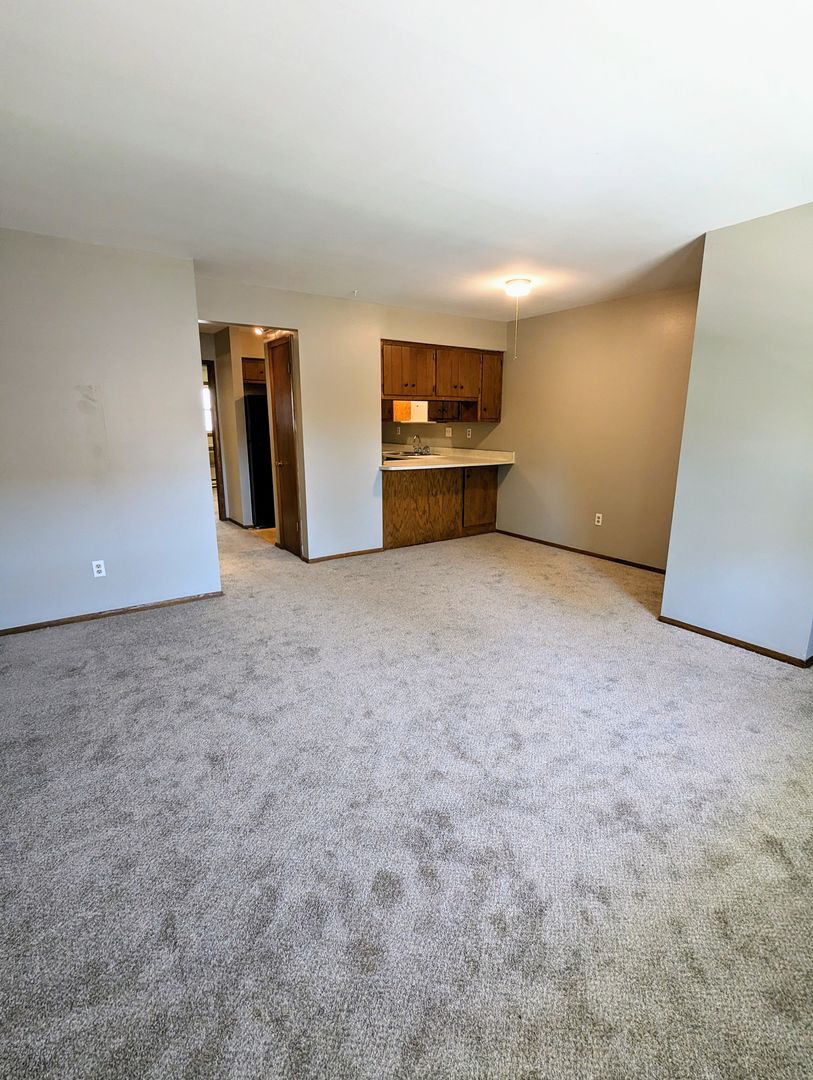 Waukesha Apartment: 449 Dunbar Ave