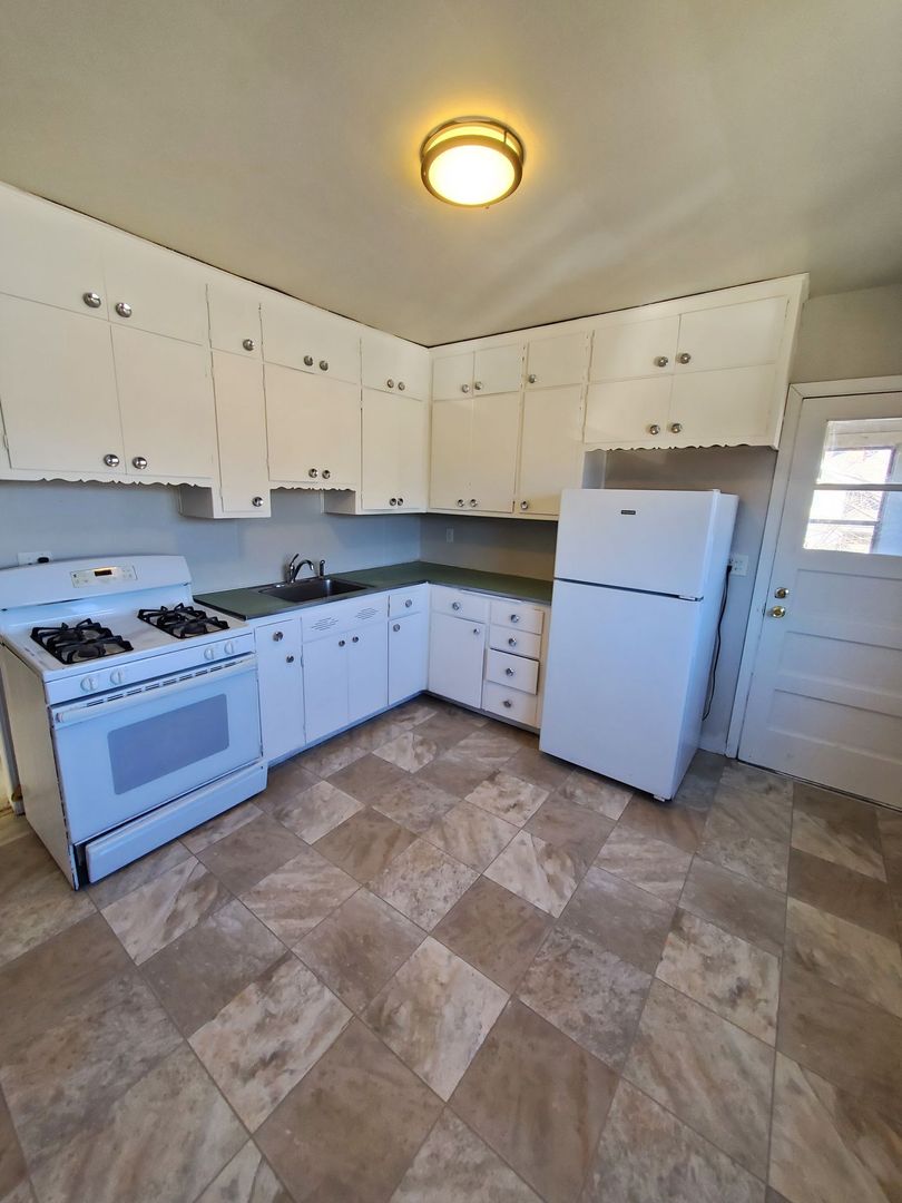 Racine Apartment: 920-924 Romayne Avenue