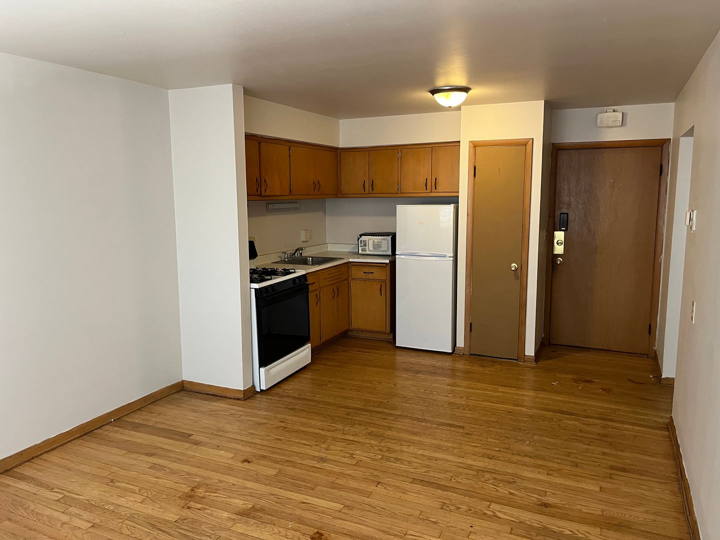 Milwaukee Apartment: 1851 N Oakland Ave