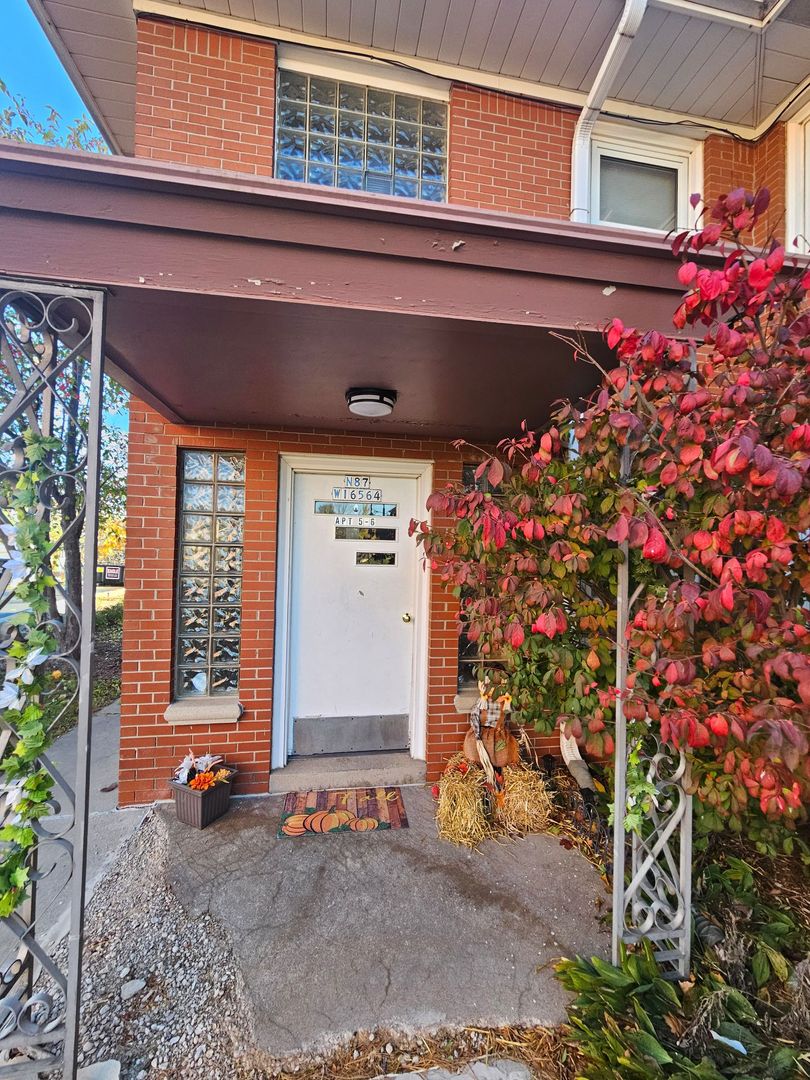 Menomonee Falls Apartment: N87W16564 Appleton Ave.