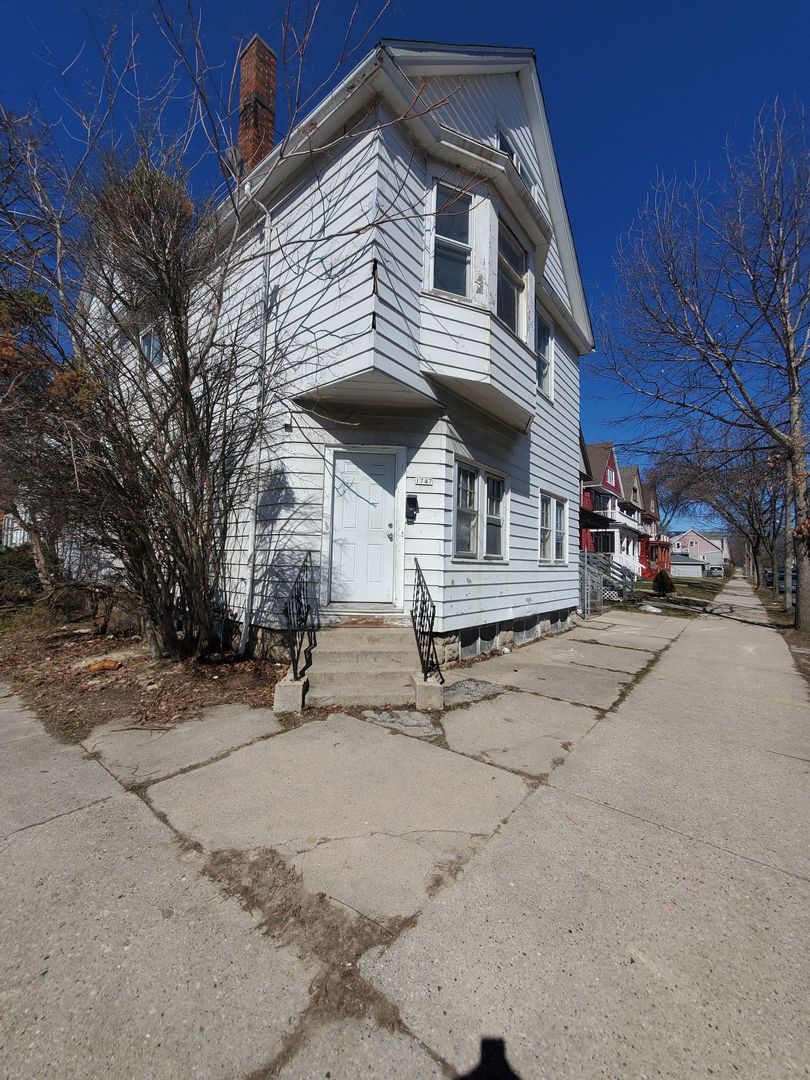 Milwaukee Apartment: 1747 S 25th St.