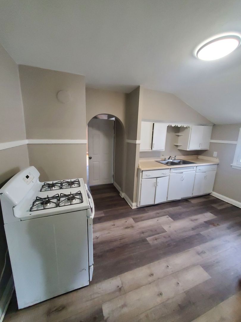 Milwaukee Apartment: 2524 N Hubbard St.