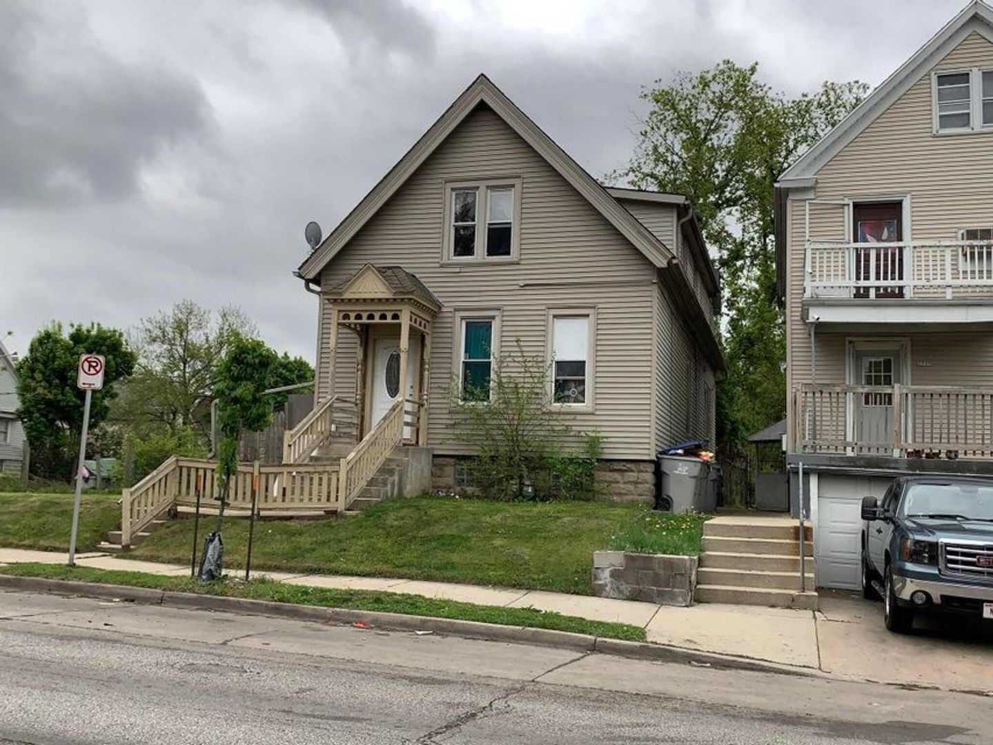 Milwaukee Apartment: 2305 W Burnham St.