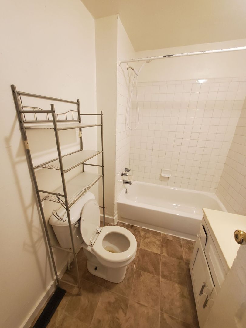 Racine Apartment: 1320 Maple St.