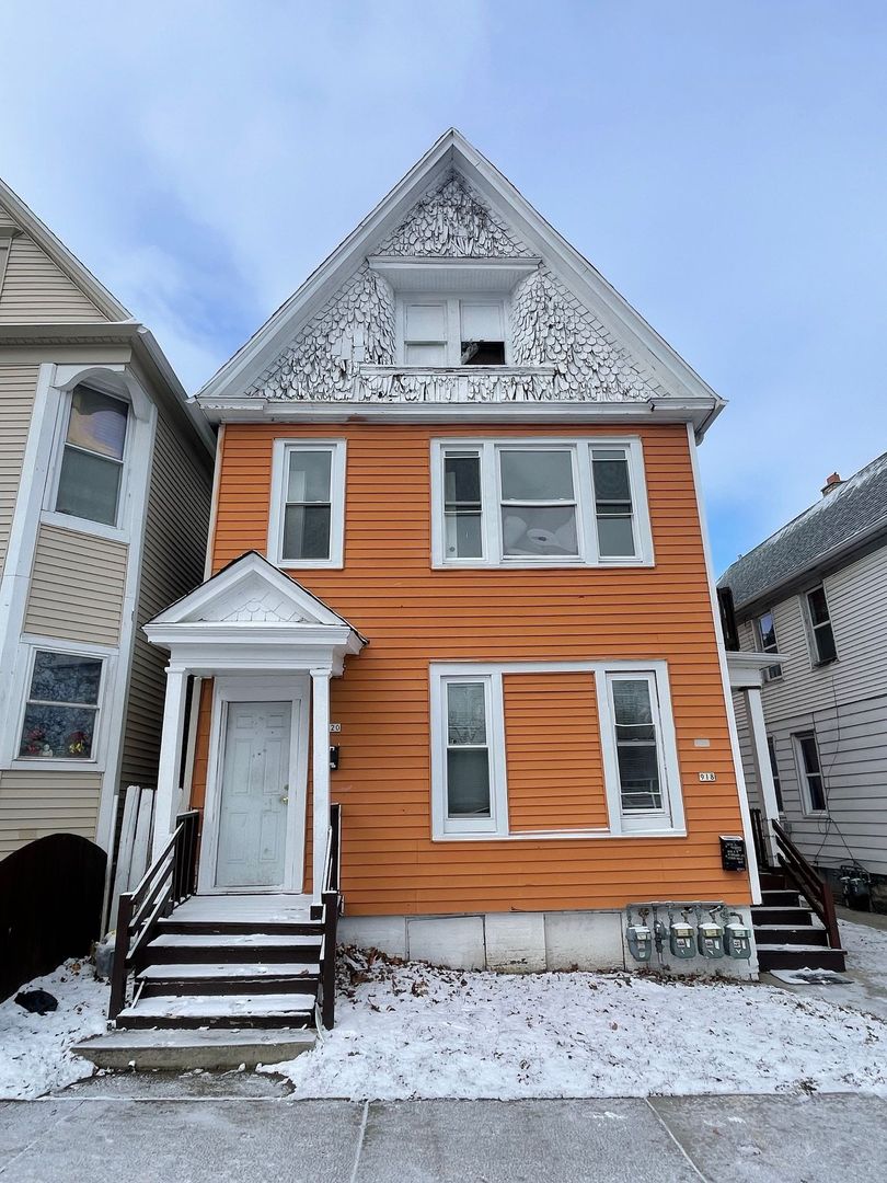 Milwaukee Apartment: 918-920 W Windlake Ave