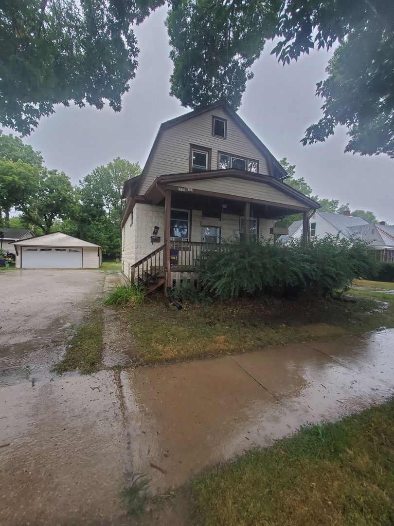 West Allis Apartment: 8727-8729 W Maple St.