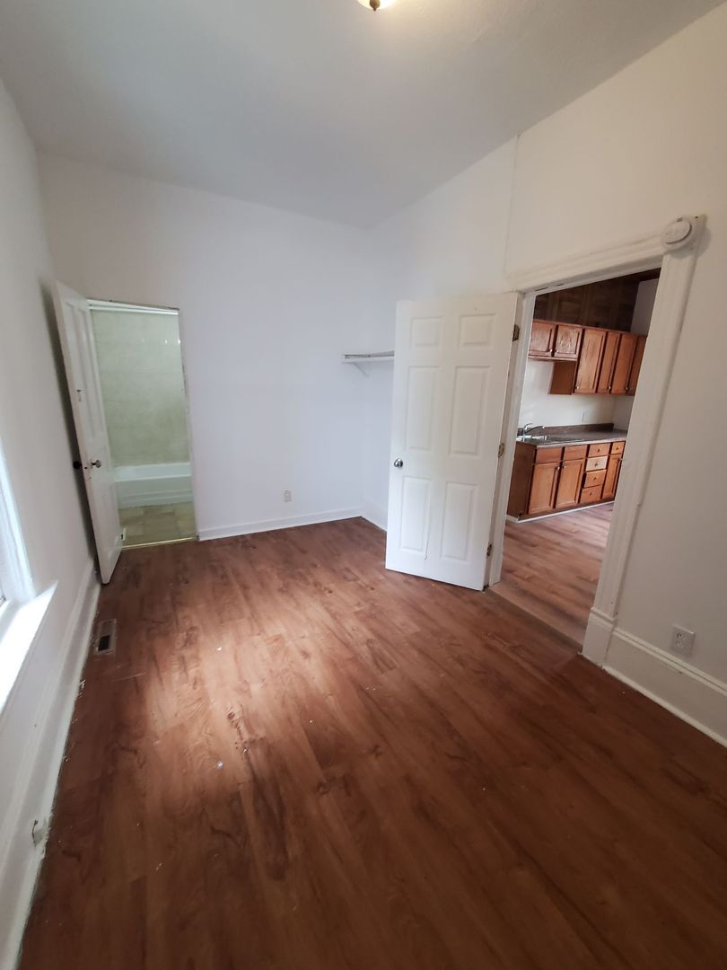 Milwaukee Apartment: 1568 W Windlake Ave.