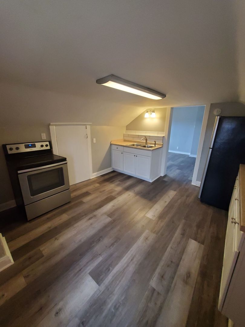 Racine Apartment: 3201 Charles St.